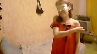 Молодая русская пара снимает свои развлечения на камеру