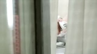 Врачиха в больнице вставляет во влагалище замужней женщины расширитель