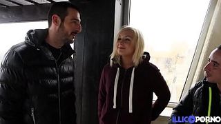 Мужики доводят молодую давалку до сквирта и трахают её в два ствола