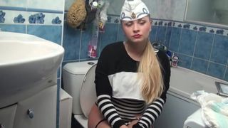 Няшка с хвостиком пописала в туалете перед скрытой камерой