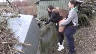 Толстый очкастый пацан трахает грудастую тёлку на улице