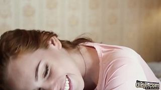 Светловолосая студентка развлекается со своим дядей в комнате