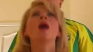Зрелая мамаша в чулках получает удовольствие со своим приёмным сыном