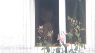 Пацан снимает переодевающуюся зрелую бабу на скрытую камеру